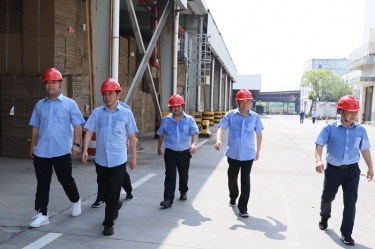 送清涼、致敬意！公司董事長(zhǎng)朱在龍帶隊(duì)慰問(wèn)一線勞動(dòng)者